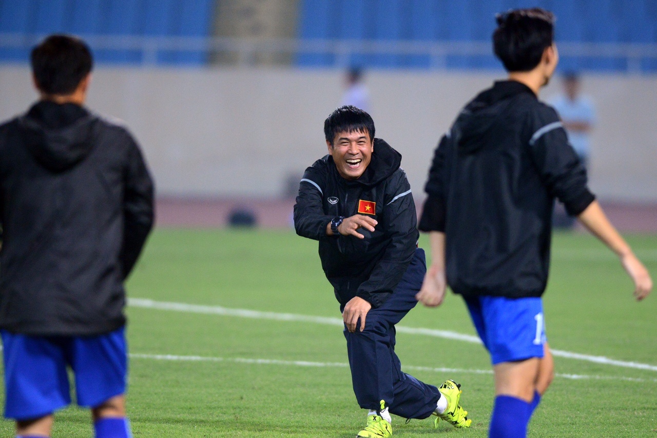 HLV Huu Thang cuoi dua cung hoc tro anh 9