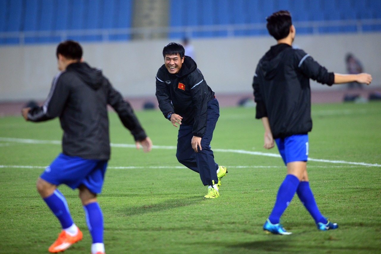 HLV Huu Thang cuoi dua cung hoc tro anh 10