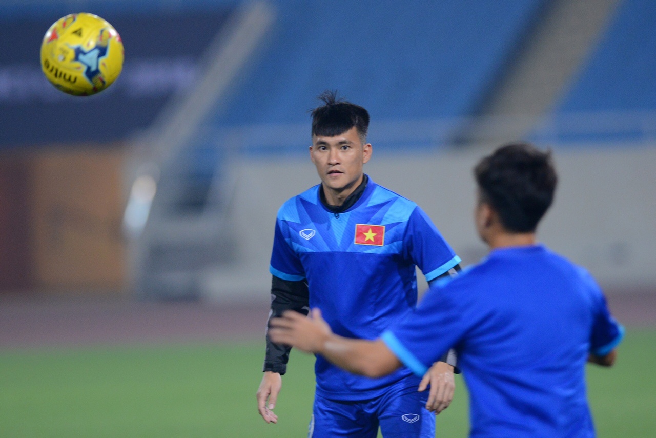 HLV Huu Thang cuoi dua cung hoc tro anh 11