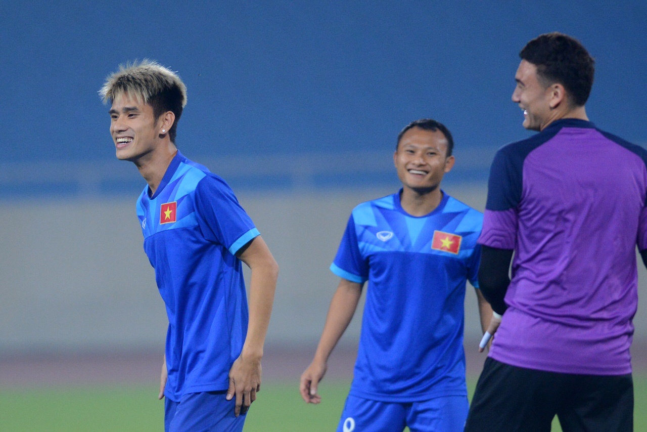 HLV Huu Thang cuoi dua cung hoc tro anh 12