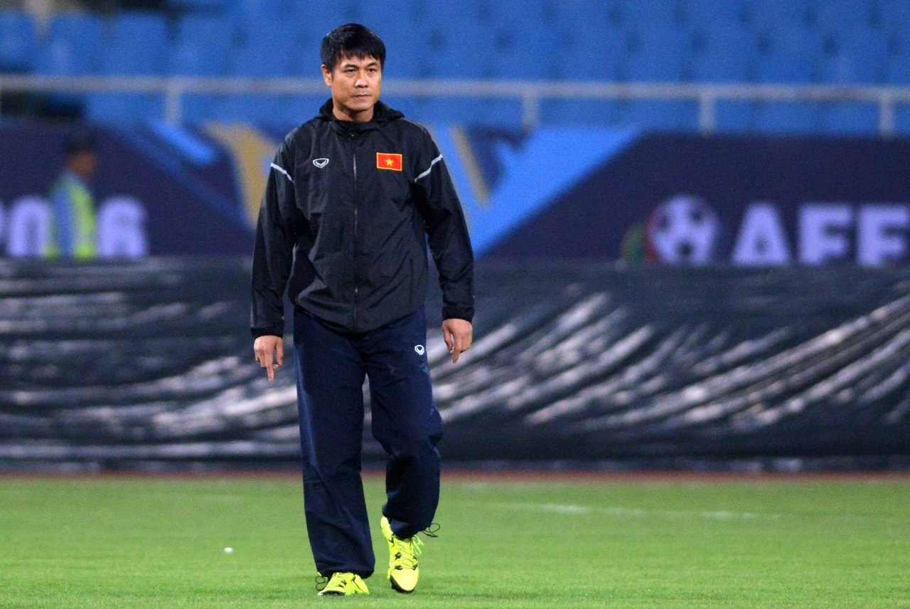 HLV Huu Thang cuoi dua cung hoc tro anh 1