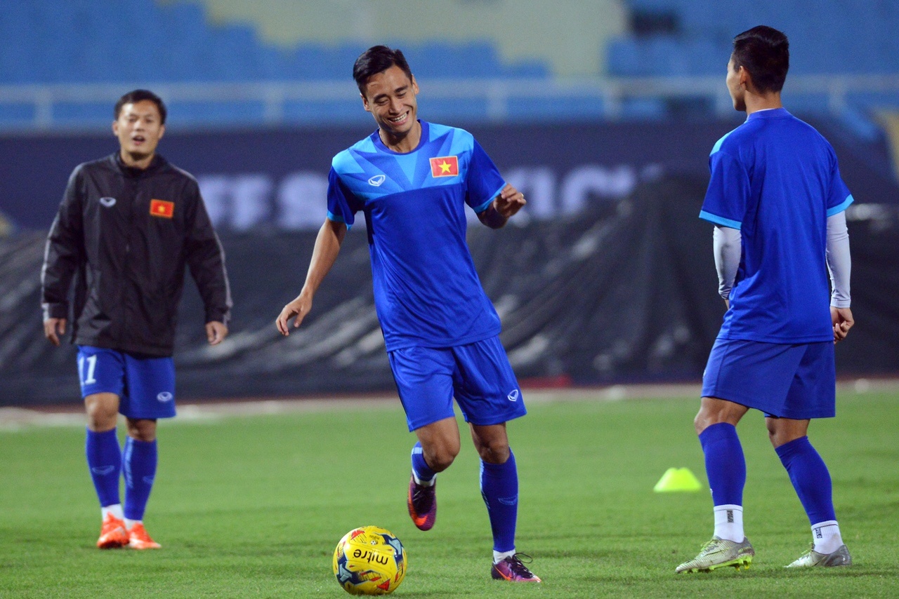 HLV Huu Thang cuoi dua cung hoc tro anh 2