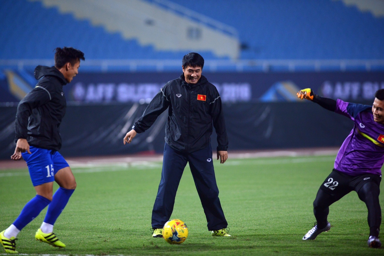 HLV Huu Thang cuoi dua cung hoc tro anh 3