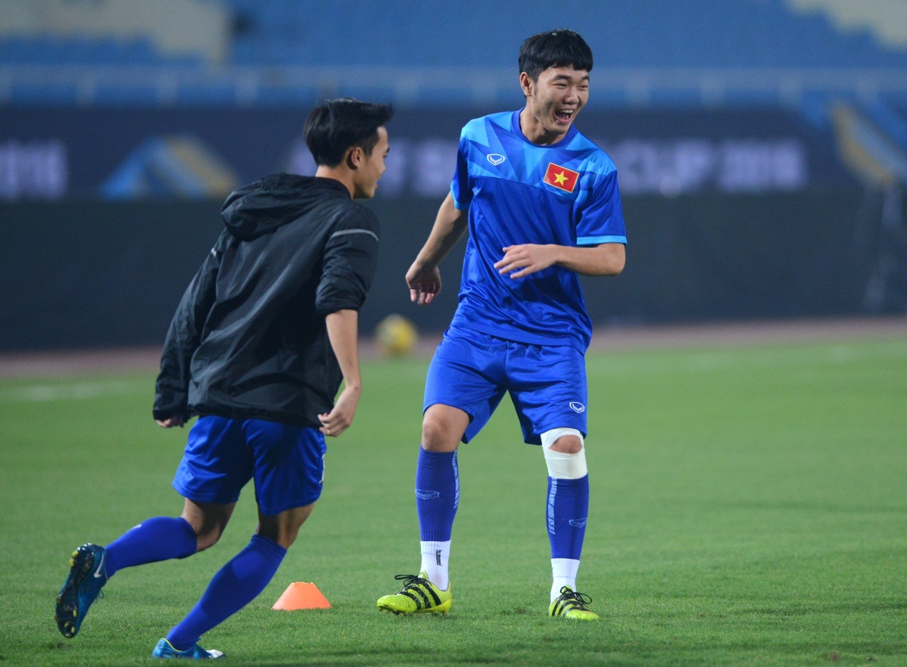 HLV Huu Thang cuoi dua cung hoc tro anh 4