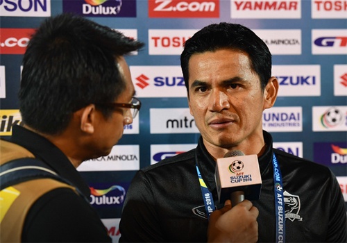 HLV Kiatisak khong xem nhe tran ban ket luot ve hinh anh