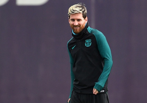 Messi but toc de bam duoi Ronaldo o Champions League hinh anh