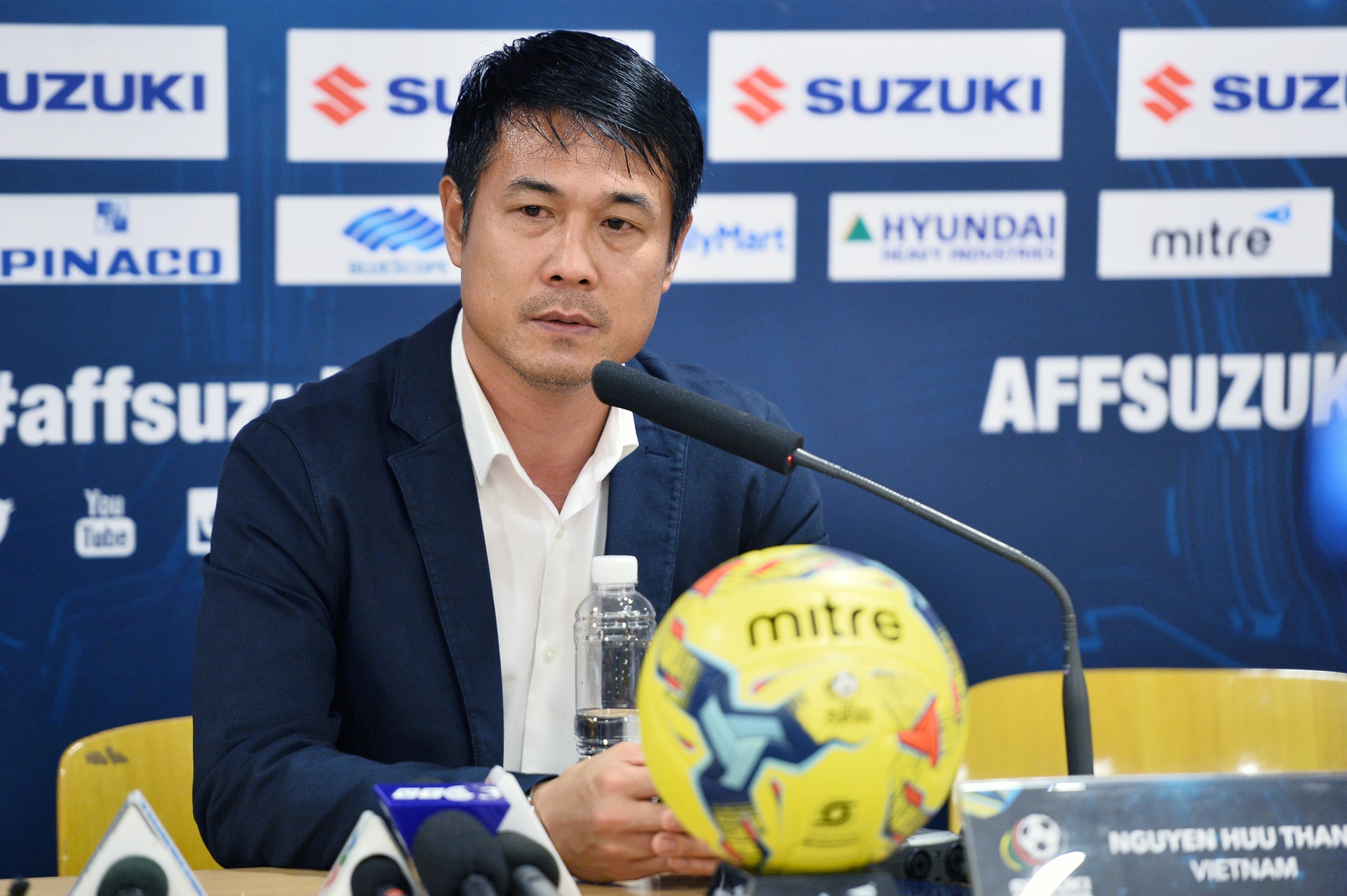 Huu Thang: 'Mong nguoi ham mo hieu va thong cam cho cau thu' hinh anh