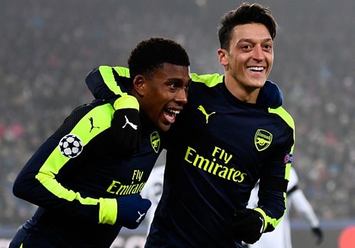 Thang tran cuoi 4-1, Arsenal dan dau bang o Champions League hinh anh