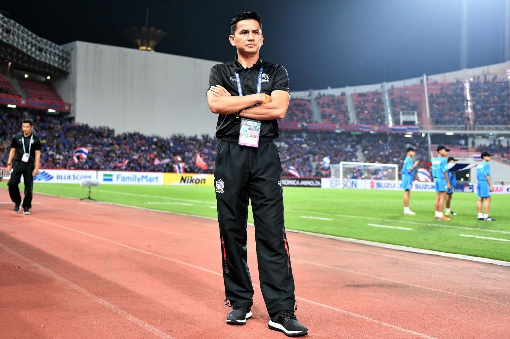 HLV Kiatisak lo lang truoc tran gap Indonesia anh 1