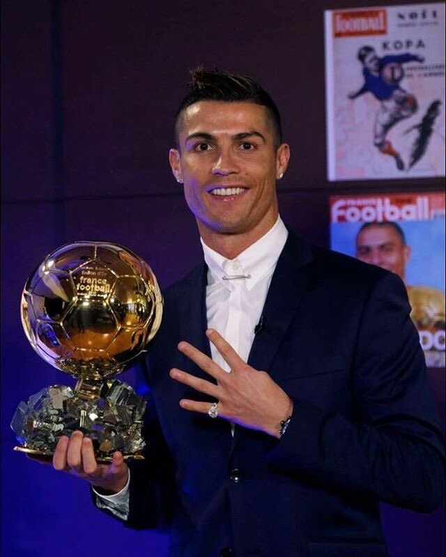 Ronaldo khoe anh gianh Qua bong vang 2016 anh 1