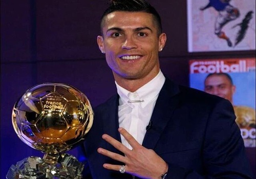 Cristiano Ronaldo khoe anh gianh Qua bong vang 2016 hinh anh