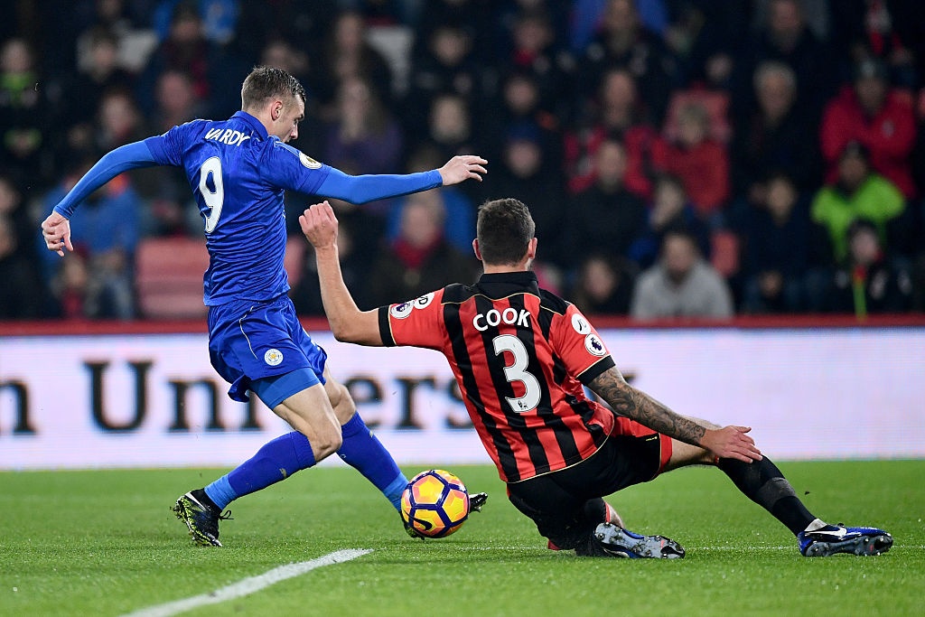 Leicester gay that vong tren san khach anh 3