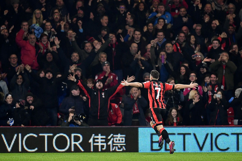 Leicester gay that vong tren san khach anh 5