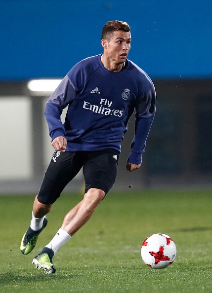 Ronaldo cuoi tuoi tren san tap anh 4