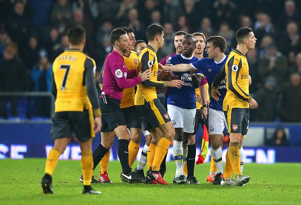 Arsene Wenger luôn đổ lỗi cho trọng tài ảnh 1 Arsene Wenger luon do loi cho trong tai anh 1