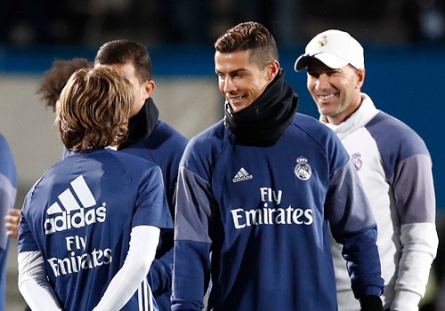 Ronaldo cuoi tuoi tren san tap sau khi gianh Qua bong vang hinh anh