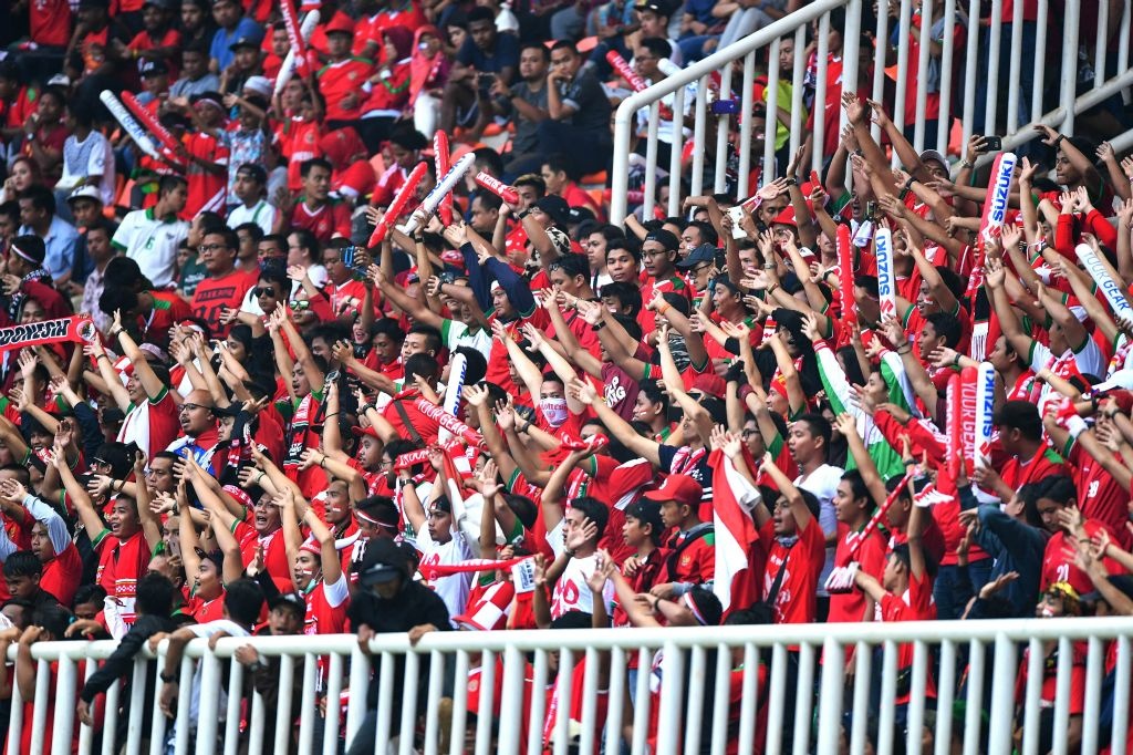 Fan Indonesia treo rao co vu doi nha anh 1