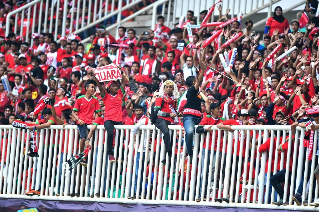 Fan Indonesia treo rao co vu doi nha anh 2