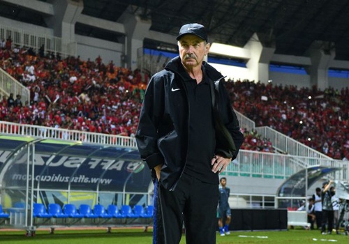 HLV Riedl chua quen noi dau thua chung ket AFF Cup 2010 hinh anh