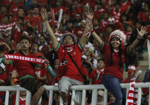 Fan Indonesia treo rao co vu doi nha danh bai Thai Lan hinh anh