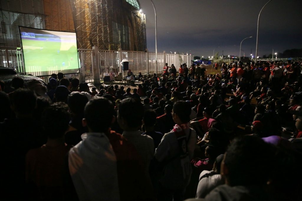 Fan Indonesia treo rao co vu doi nha anh 4