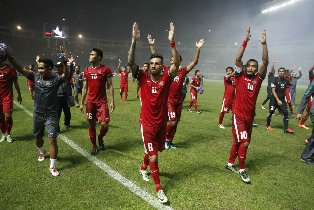 Fan Indonesia treo rao co vu doi nha anh 10