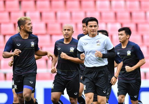 HLV Kiatisak chay bo cung hoc tro truoc chung ket AFF Cup hinh anh