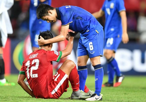 Thai Lan an ui cau thu Indonesia sau chung ket AFF Cup hinh anh