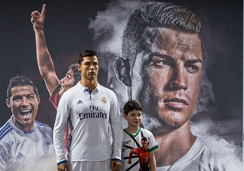 Bao tang CR7 thu hut nguoi ham mo nho 4 Qua bong vang hinh anh