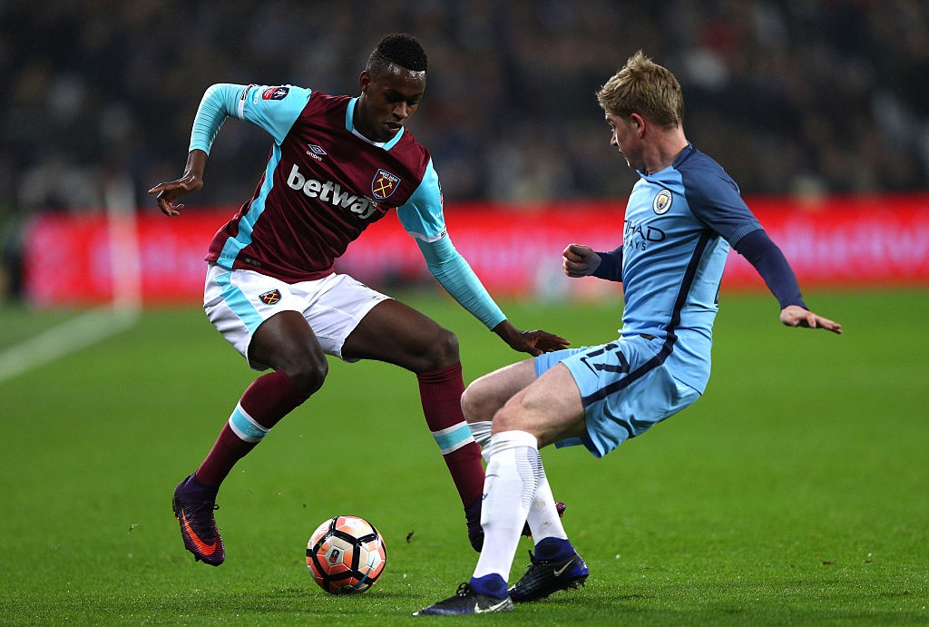 Aguero ghi ban dep mat cho Man City anh 2