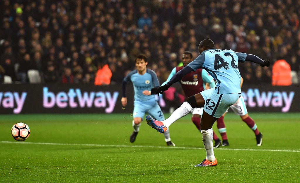 Aguero ghi ban dep mat cho Man City anh 4