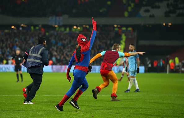 ‘Nguoi nhen’ vao san o cup FA anh 1