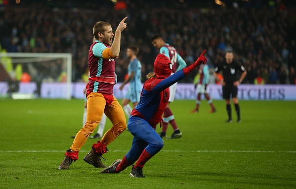 ‘Nguoi nhen’ vao san o cup FA anh 5