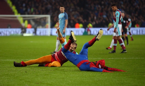 ‘Nguoi nhen’ vao san o cup FA anh 4