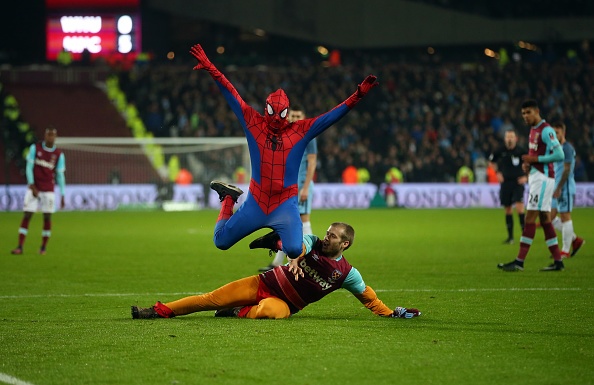 ‘Nguoi nhen’ vao san o cup FA anh 3