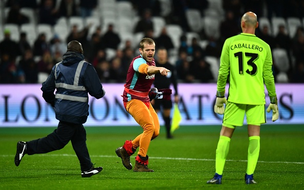 ‘Nguoi nhen’ vao san o cup FA anh 6