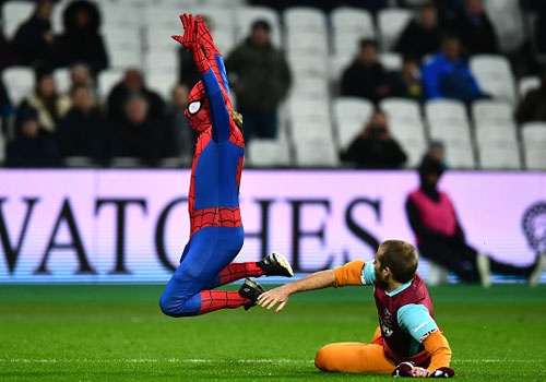 Fan qua khich mac trang phuc 'nguoi nhen’ lao vao san hinh anh