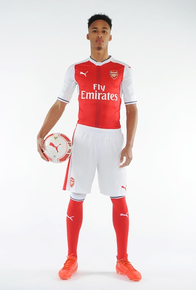 Arsenal ra mắt tân binh đầu tiên ảnh 4 Arsenal ra mat tan binh dau tien anh 4