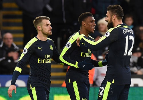 Giroud va Sanchez ghi ban, Arsenal thang Swansea 4-0 hinh anh