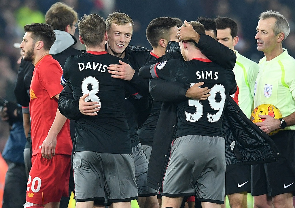 Liverpool dung buoc o ban ket League Cup anh 9