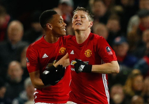 MU vs Wigan (4-0): Martial va Schweinsteiger ruc sang hinh anh