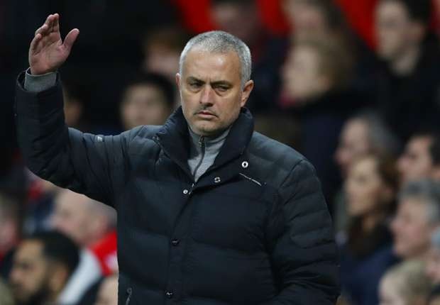Mourinho khong hai long voi trong tai anh 1