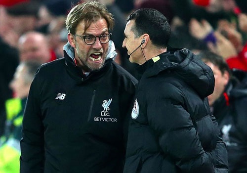 Klopp gap may trong vu het vao mat trong tai hinh anh