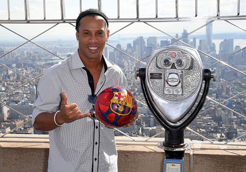 Ronaldinho tiep tuc cong hien cho Barca hinh anh