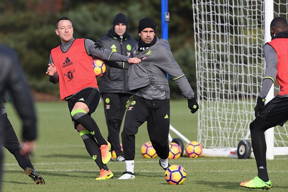 Terry túm áo Costa tranh bóng quyết liệt ảnh 1 Terry tum ao Costa tranh bong quyet liet anh 1