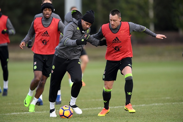 Terry túm áo Costa tranh bóng quyết liệt ảnh 2 Terry tum ao Costa tranh bong quyet liet anh 2