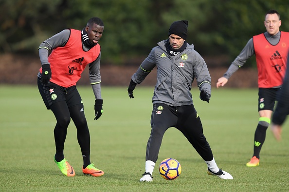 Terry túm áo Costa tranh bóng quyết liệt ảnh 3 Terry tum ao Costa tranh bong quyet liet anh 3