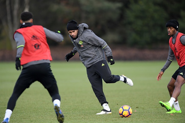 Terry túm áo Costa tranh bóng quyết liệt ảnh 4 Terry tum ao Costa tranh bong quyet liet anh 4