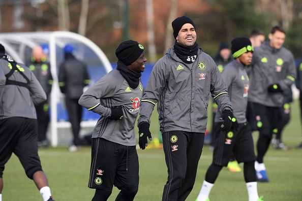 Terry túm áo Costa tranh bóng quyết liệt ảnh 5 Terry tum ao Costa tranh bong quyet liet anh 5