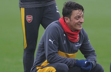 Wenger keu goi CDV Arsenal dung chi trich Oezil hinh anh